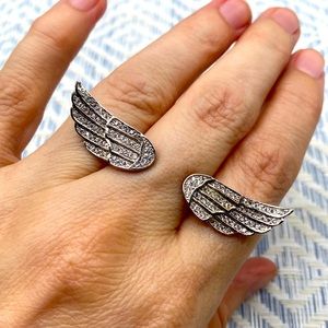 Vintage sterling silver angel wing ring with beautiful sparkly clear CZ’s. 🌺🌸